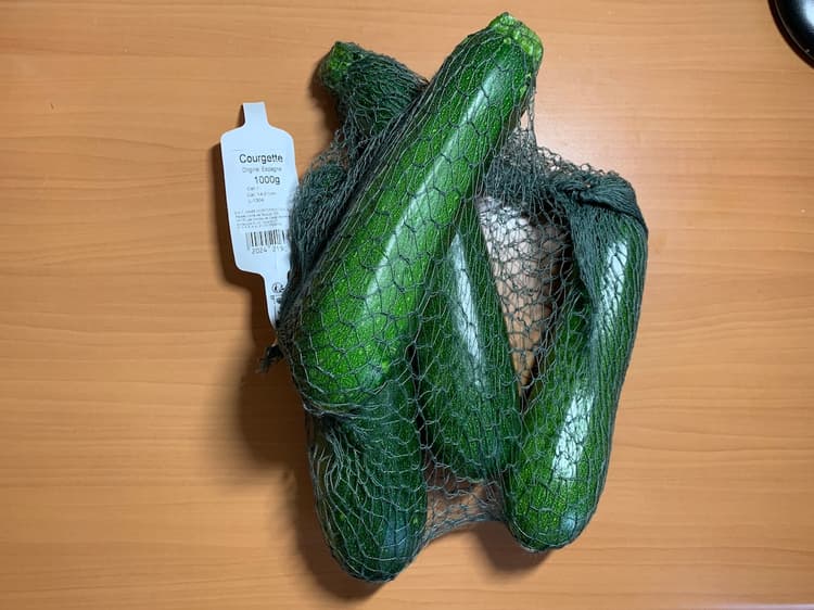 ズッキーニ 4本